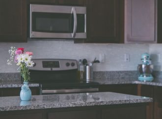 Praktyczne rozwiązania dla małych kuchni – wybór i instalacja zlewozmywaka granitowego