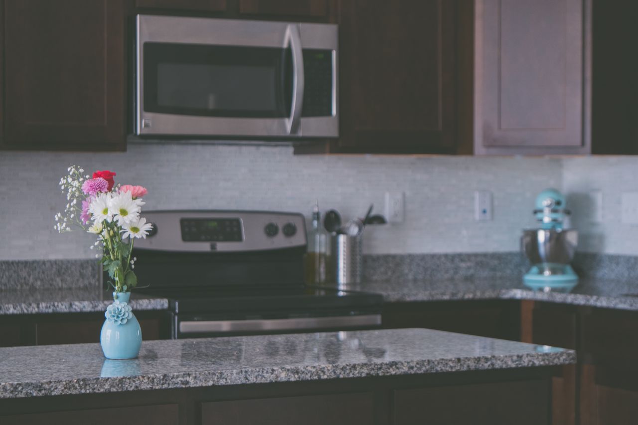 Praktyczne rozwiązania dla małych kuchni – wybór i instalacja zlewozmywaka granitowego