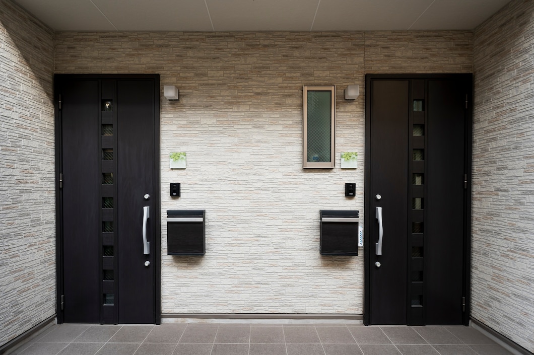 Jak wybrać idealne drzwi wejściowe zapewniające bezpieczeństwo i nowoczesny design?