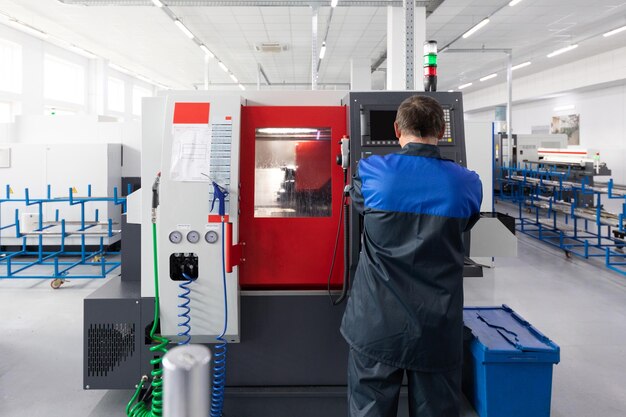 Zastosowanie innowacyjnych technologii w precyzyjnej obróbce materiałów przy użyciu nowoczesnych tokarek.
