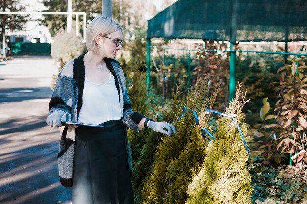 Jak skutecznie chronić rośliny przed mrozem za pomocą zimowych materiałów ochronnych?